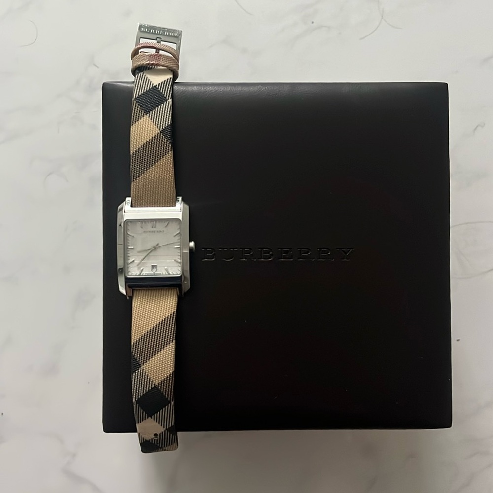 Women’s Burberry watch in good condition. Comes w/ box & authentication card